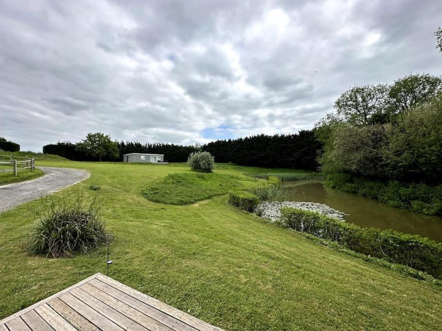 Beautiful Cabin With Pond View Steyning Eksteriør billede